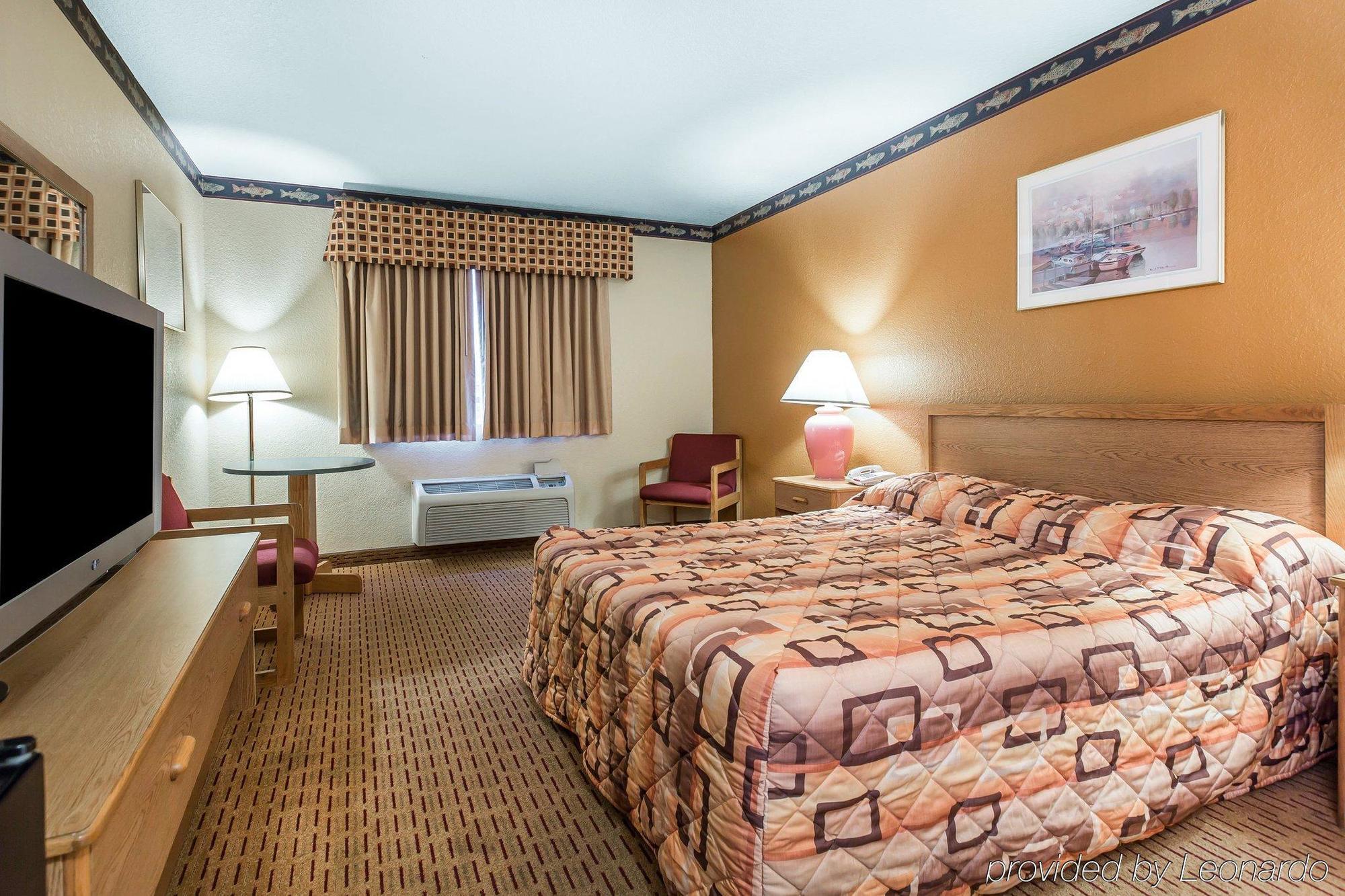 Hotel At The Bay 2*